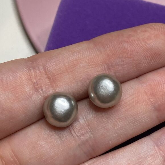 💛 Classic Avon Faux Grey Pearl Earrings - Picture 4 of 4